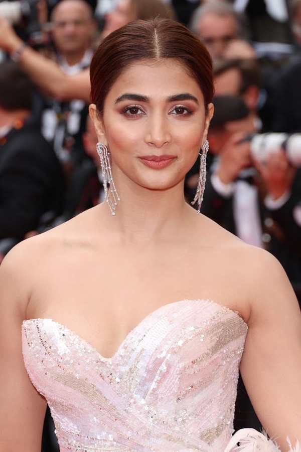 Pooja Hegde(I)