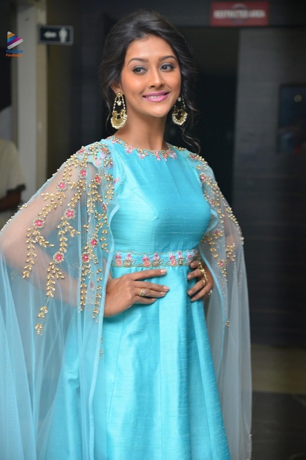 Pooja Jhaveri(I)
