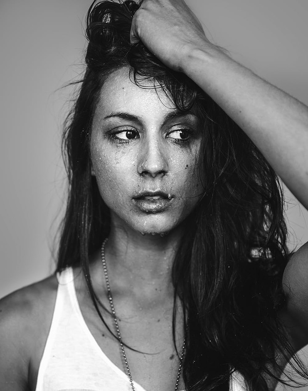 Troian Bellisario(I)